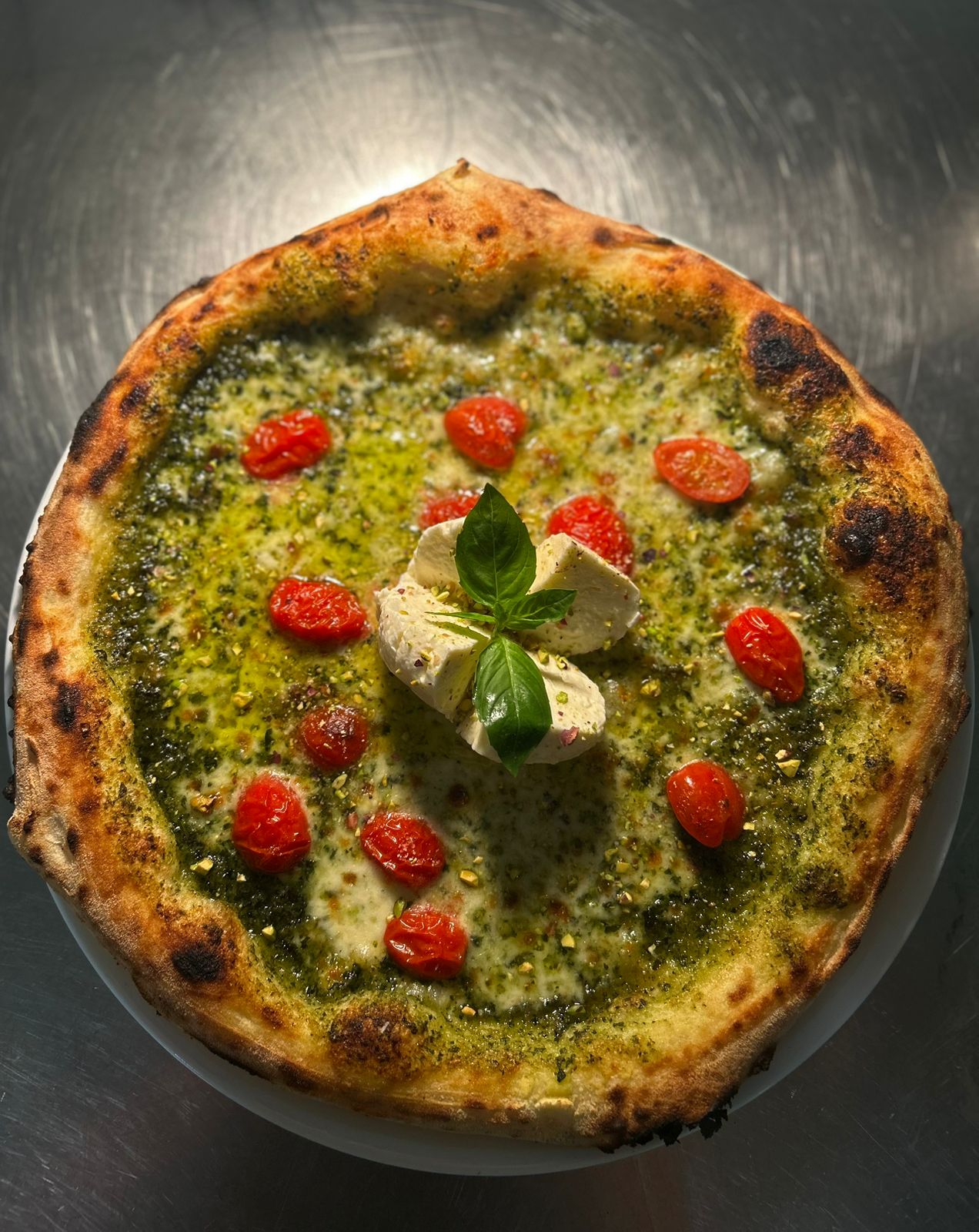 Pizza al Pesto con Pomodorini e Mozzarella