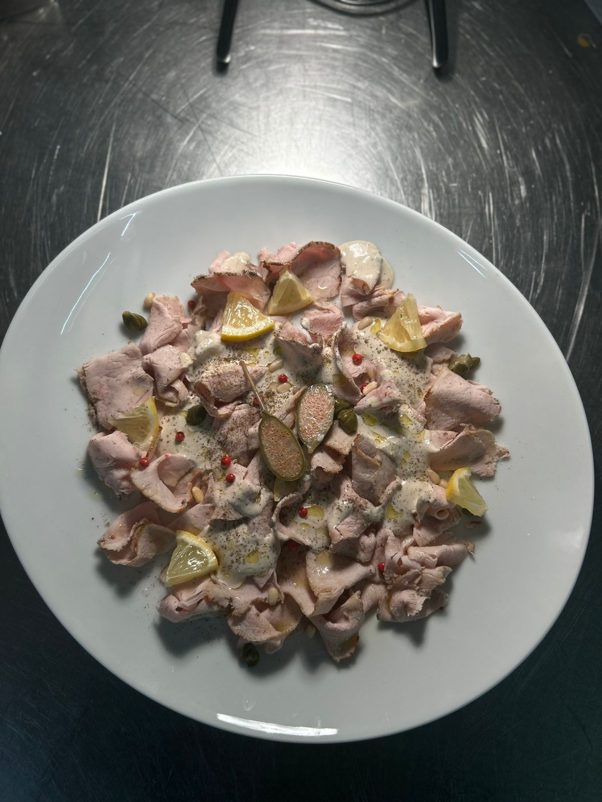 Vitello Tonnato con Capperi e Limone